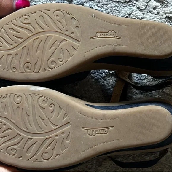 Earth Navy Suede Wedge Heels with Elegant Design - Picture 4 of 4